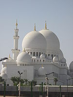La mosquée de Sheikh Zayed à Abou Dabi est la plus grande mosquée aux E Ut une des six plus grandes mosquées du monde0]