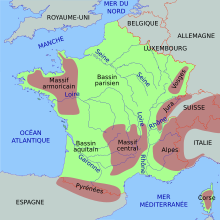 Une carte physique de la France, simplifiée à l’extrême. On y observe notamment les principaux massifs montagneux (Alpes, Pyrénées, Massif central, Jura et Vosges) et les principaux cours d’eau (Loire, Rhône, Seine et Garonne).
